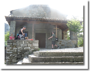 Pred cerkvico sv. Marija na Pečeh