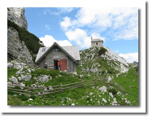 Stara Kocbekova koča s kapelico